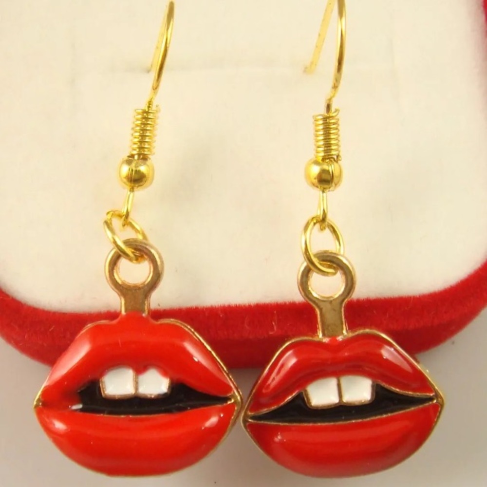 Lip shape earrings